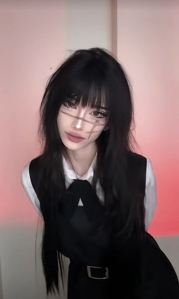 Zipper Makeup and School Uniforms: moli0n's Chainsaw Man Cosplay Breakdown