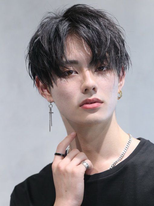 Mismatched Earrings on Men: The Small Detail Rewriting Masculine Style Rules