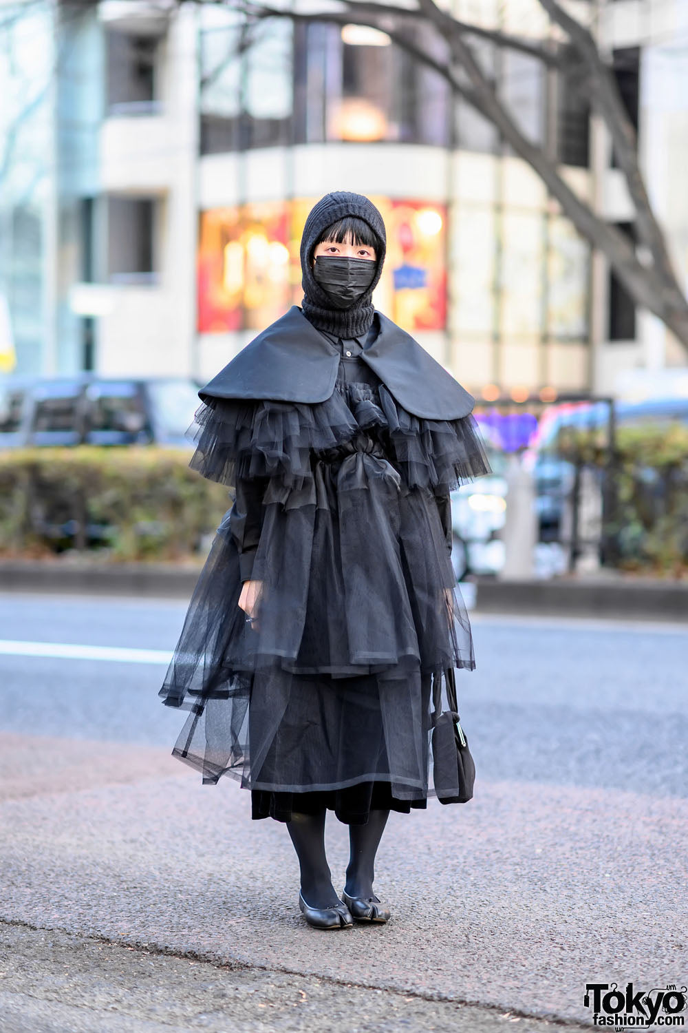 All-Black Tulle Layers: Harajuku's Avant-Garde Gothic Silhouette